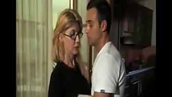 Cô Gái Cổ Điển Ý Thích Thú Với Tình Dục Qua Đường Hậu Môn Trong Bộ Phim Đầy Đủ