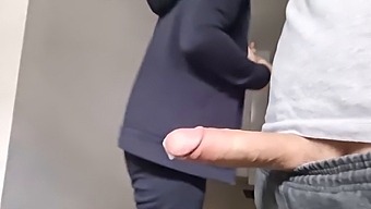 业余女孩在夏天的公共自慰和公共射精