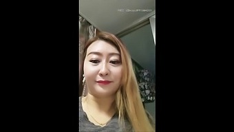 Một Bà Mẹ Già Châu Á Trưởng Thành Trong Vai Mẹ Kế