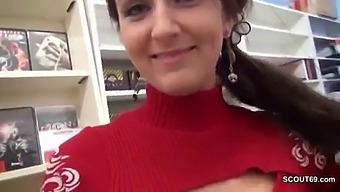 عامل مؤقت قرنية يحصل مارس الجنس والتلقيح في متجر فيديو في هذا المشهد المتشددين