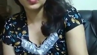 Một Người Phụ Nữ Ấn Độ Với Vòng Ngực Lớn Tham Gia Vào Một Cuộc Gọi Video Nóng Bỏng Với Người Yêu Của Mình.