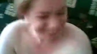 拥有大自然乳房的阿拉伯妈妈口交并被猛烈地操