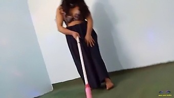 热辣性感的加拿大妈妈在裸体清洁和跳舞时被抓到自制视频
