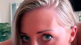 Blondi Tinder-Matsi Suorittaa Asiantuntevasti Suu- Ja Vaginaseksiä Minulle