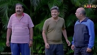 সাসুকে তার পিছনে সেক্স করছে।