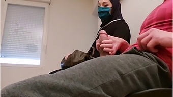 医生在检查室偷拍他的阿拉伯病人