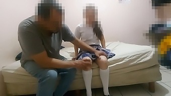 Meksikolainen Koulutyttö Ja Naapuri Juonivat Saada Lahja Ja Harjoittaa Seksuaalista Toimintaa Nuoren Miehen Kanssa Sinaloasta Kotitekoisessa Videossa