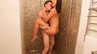 Si Pirang Amatir Dientot Di Kamar Mandi Oleh Kontol Besar