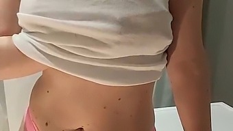 兴奋的金发女郎在浴室里自慰并射精