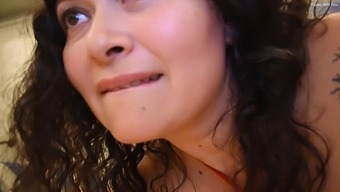 สัมผัสความเสียวซ่านของการตื่นขึ้นมากับ Milf นมโตที่ให้ Handjob และ Blowjob!