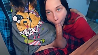 Nevlastná Sestra Si Užíva Orálne Potešenie V Videohre