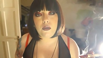 Tina Smua, Die Kurvige Domina, Genießt Eine Filterlose Zigarette Im Halter