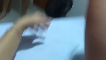 丈夫看著妻子在三人行中接受精液和尿液