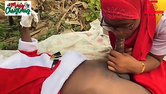 Topprangert Nigeriansk Kjærlighetsscene På En Gård I Julen. Registrer Deg For Red