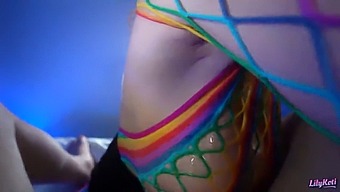 バストの大きな美女リリーコティが、予期せぬヘンタイに触発されたtitfuckで精液を欲しがっています。