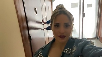 Дивина Мару И Њен Комшија Се Упуштају У Груби Анални Секс Са Кремајем.