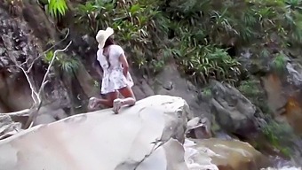 Thèm Sự Chú Ý Của Nam Giới Và Bị Cuốn Vào Hành Động