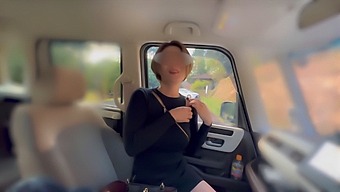 业余女性在户外发现自慰器并接受面部射精
