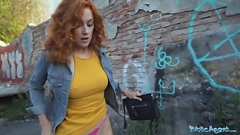 Oszałamiająca Rudowłosa Kelnerka Robi Loda I Zostaje Ruchana Od Tyłu W Miejscu Publicznym.