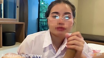 Cô Gái Trẻ Tóc Nâu Dễ Thương Bị Đụ Trong Một Trò Chơi Cosplay Tưởng Tượng