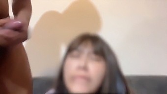 可爱的丰满女孩享受着令人印象深刻的腰围激情性爱