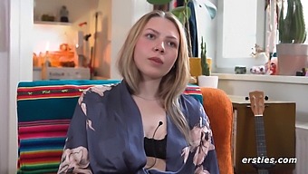 Berlínska Skladateľka Nelio Si Užíva Sólovú Masturbáciu V Spoločnom Priestore