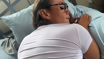 Pov Video Milf Mandy Waters, Ki Daje Ročno Delo In Jo Polni Pastorek Scott Stark