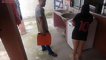 Bà Nội Trợ Người Brazil Thích Thú Với Những Ân Huệ Tình Dục Với Người Sửa Máy Giặt Trong Khi Chồng Vắng Mặt