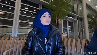 Nadja,一个戴着面纱的伊朗女人,在厕所和走廊里进行肛交,作为飞机的付款方式