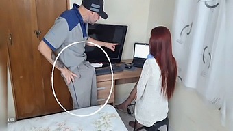Một Bà Nội Trợ Nhận Sửa Chữa Máy Tính Từ Một Kỹ Thuật Viên Đang Nứng.