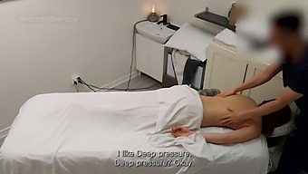 Casalinga Disinibita Gode Di Un Sensuale Massaggio Da Uno Sconosciuto Tatuato
