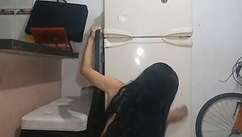 Üvey Kız Kardeşimin Yaramaz Davranışları Mutfakta Sıcak Bir Karşılaşmaya Yol Açıyor