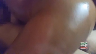一个年轻的拉丁美女在她男友面前骑着我的阴茎,男友手淫直到他接受射精