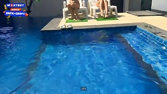 两个火辣的女孩在群交中和两个泳池清洁工做爱。